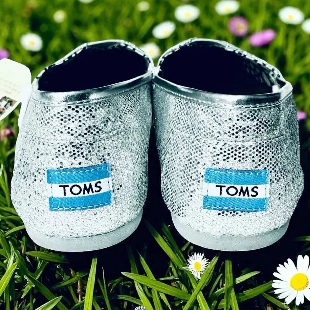 NWT Gorgeous TOMS 9.5 Silver Glitter Sparkly Alpargatas Flat Loafers Comfy Shoes